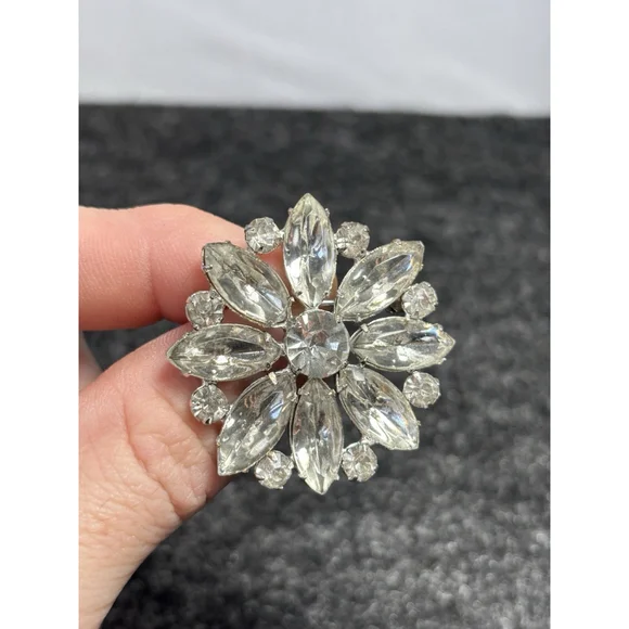 VINTAGE SILVERTONE CRYSTALS FLORAL BROOCH PIN with clip on earrings - Picture 4 of 13